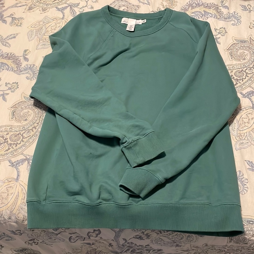 H & M sweet shirt green. Size XL